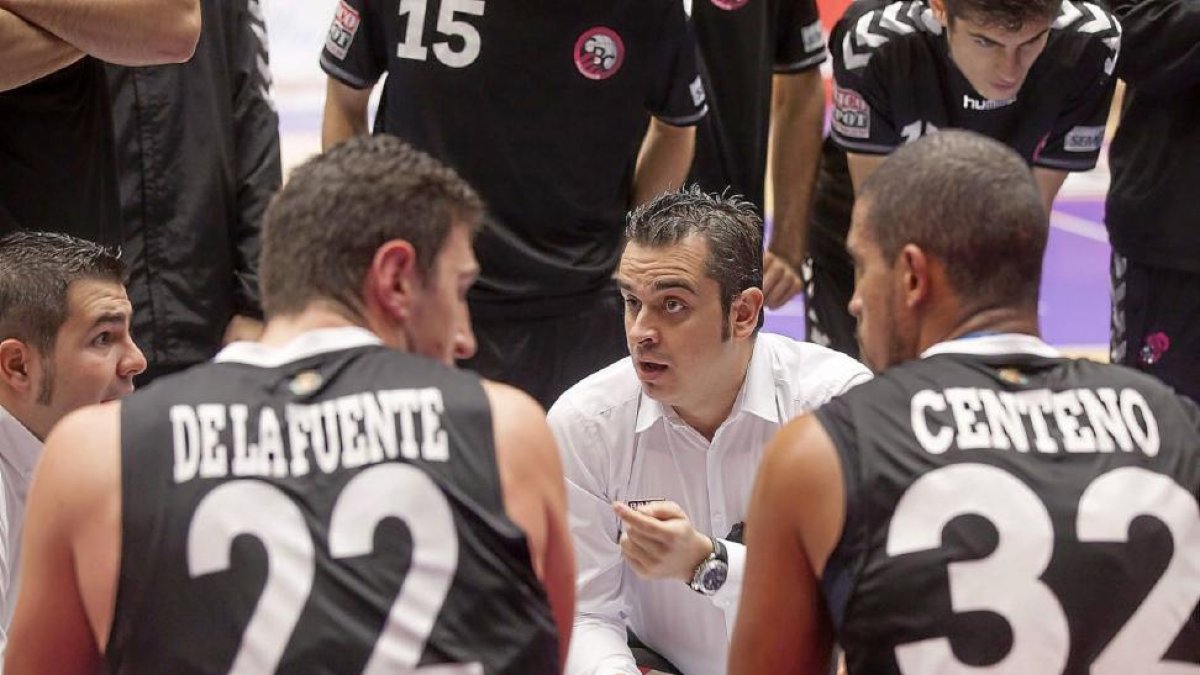 Iñaki Martín se dirige a sus jugadores durante un tiempo muerto del último partido ante Araberri.-P. Requejo
