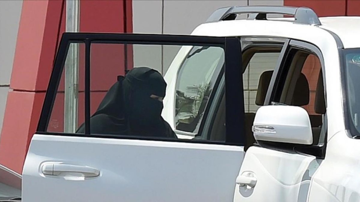 Una mujer entra en un coche en Riad.-FAYEZ NURELDINE / AFP