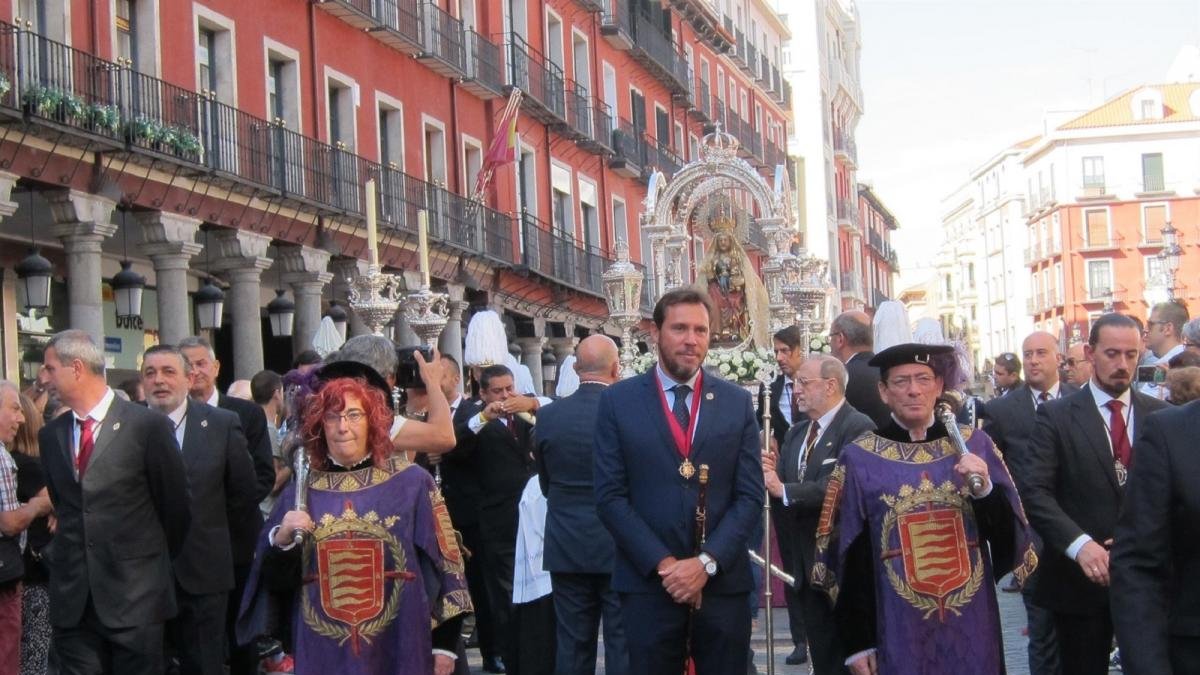 Óscar Puente en la procesión de la Virgen de San Lorenzo.-EUROPA PRESS