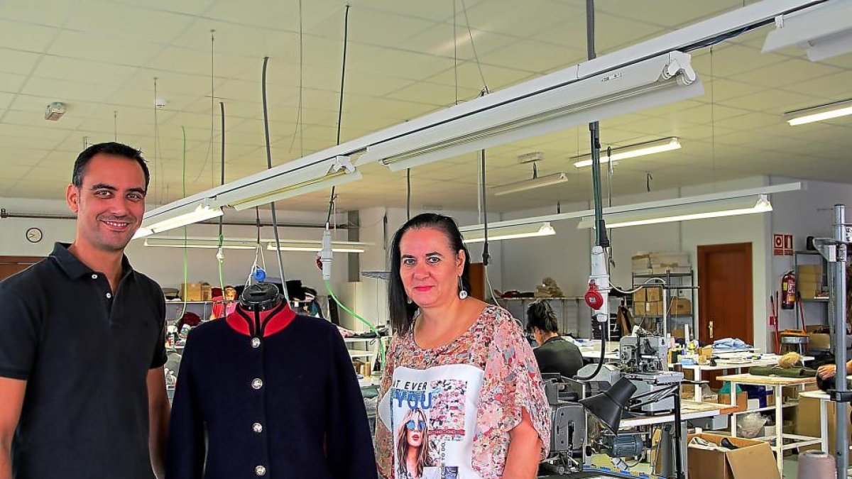 Raúl y Manoli Escudero posan junto a una de las prendas elaboradas por Escumar Moda.-J. L,C.