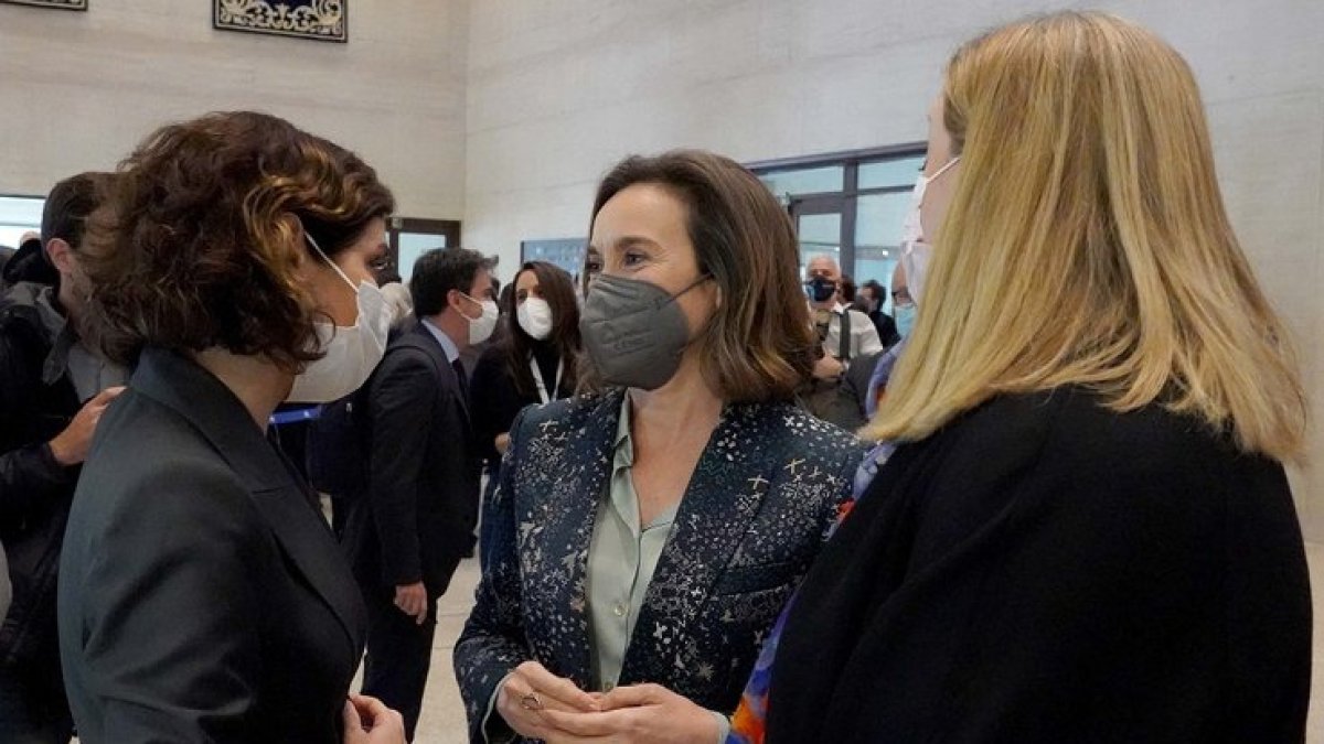 Cuca Gamarra (centro), junto a Isabel Díaz Ayuso e Isabel Blanco en la toma de posesión de Mañueco.- ICAL