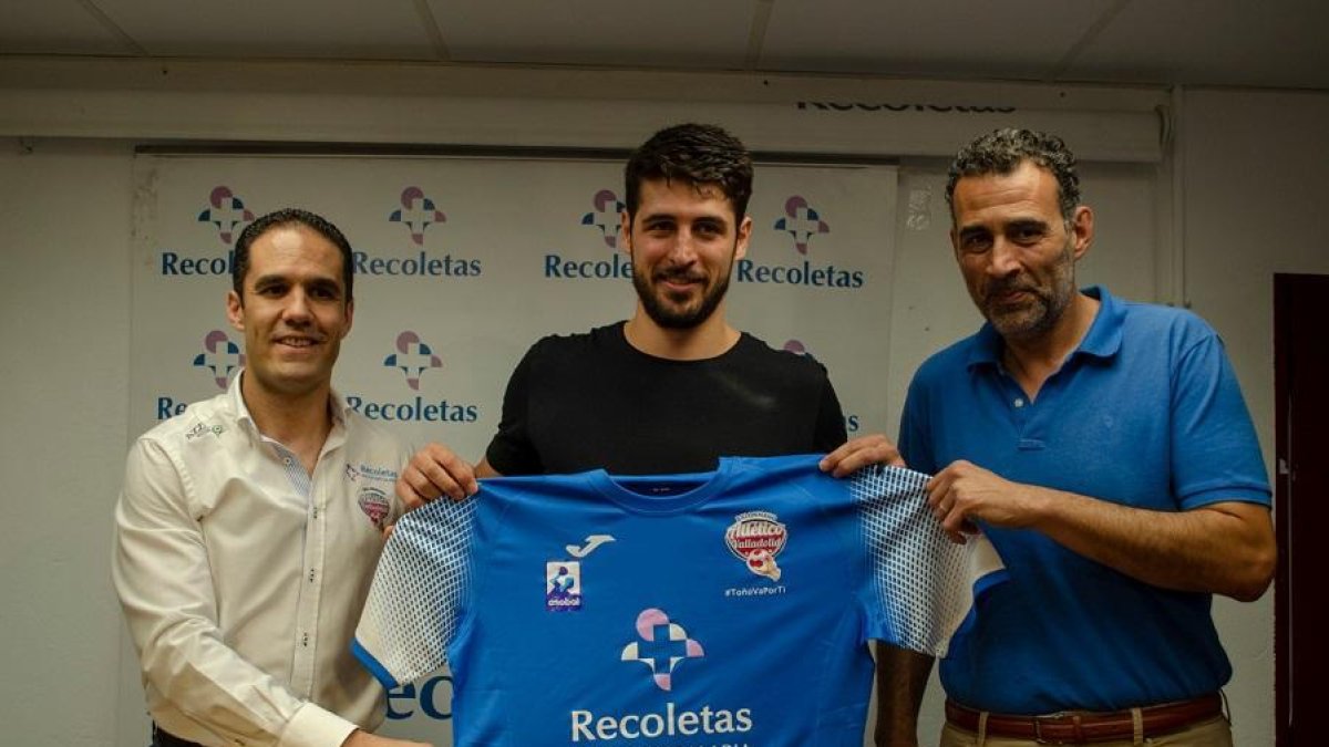 Arthur Patrianova ayer en su presentación junto al presidente Mario Arranz y el entrenador David Pisonero.-E. M.