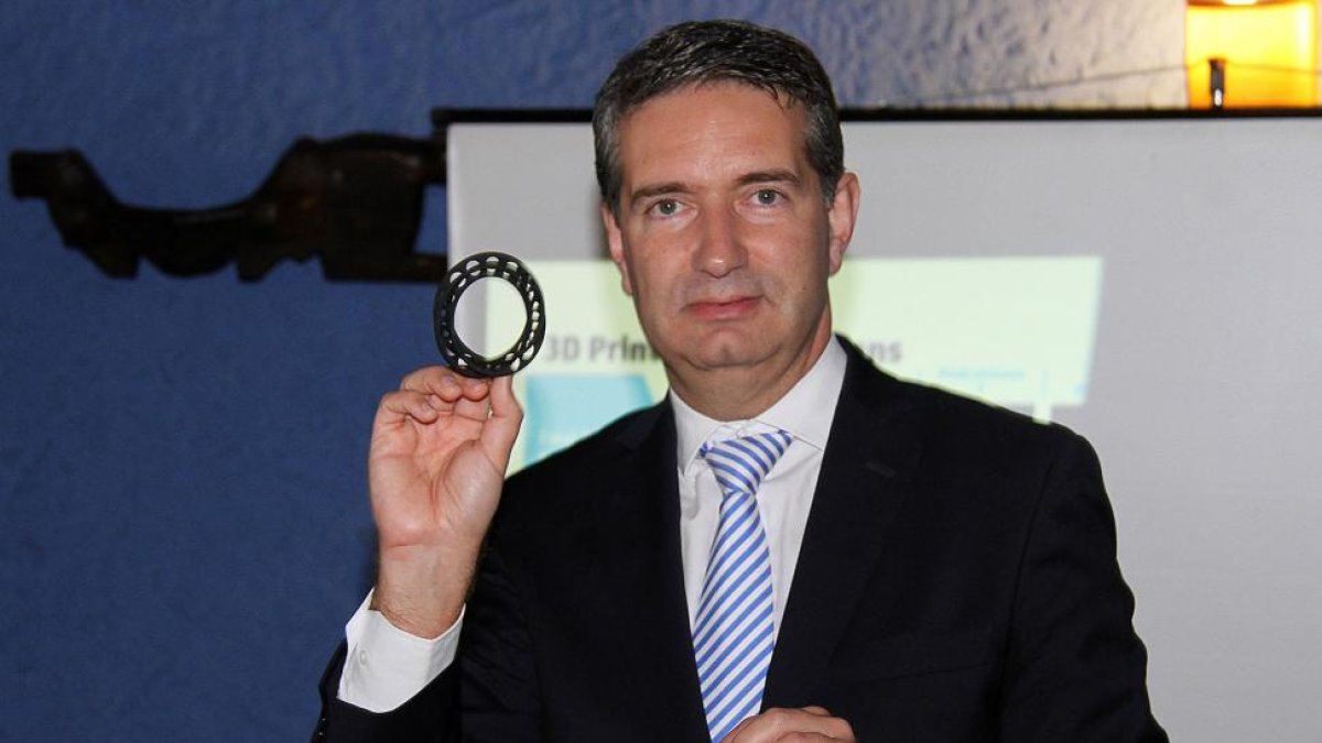 El director general de HP, Miguel Ángel Turrado, muestra una pieza impresa en 3D con el sistema exclusivo de HP-Ical