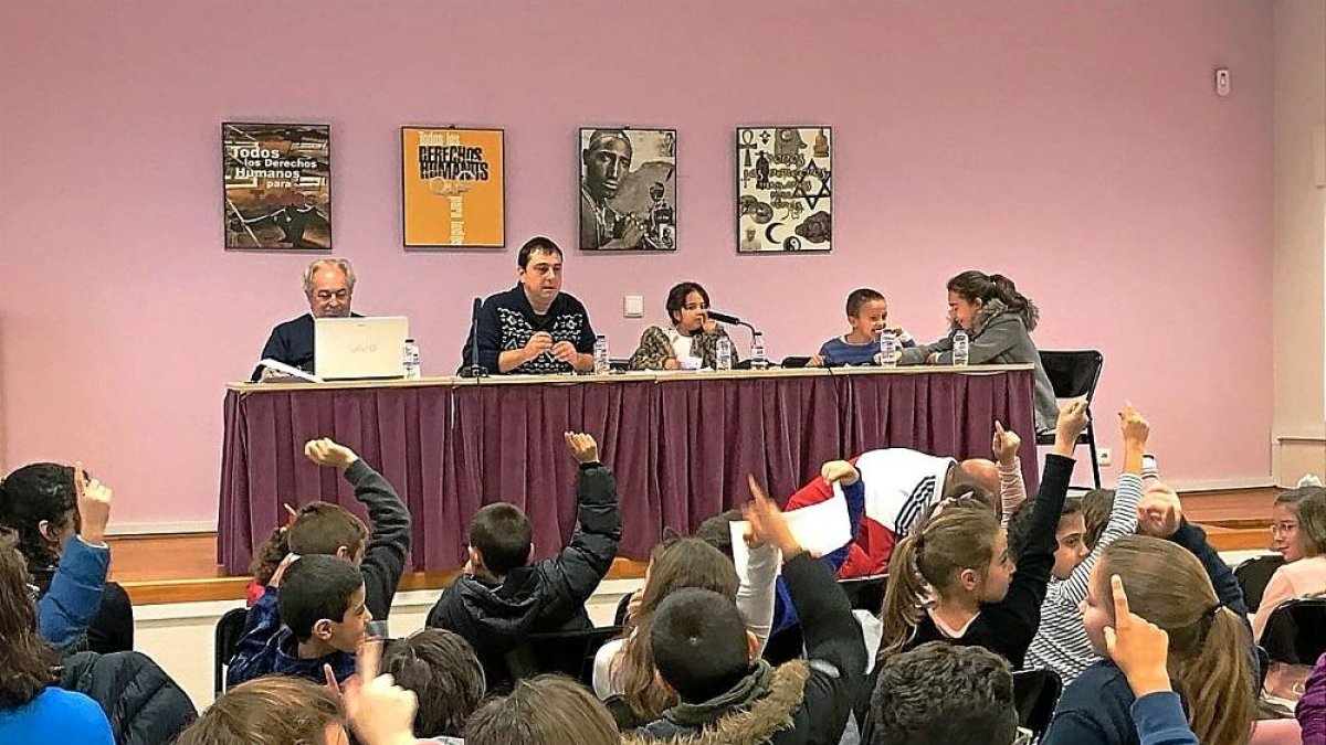 Un momento del pleno infantil celebrado en Castronuño, en el que los más pequeños participaron activamente.-E. M.