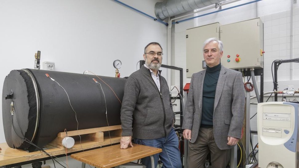Eduaro Montero y Jesús Marcos junto al primer prototipo-Santi Otero