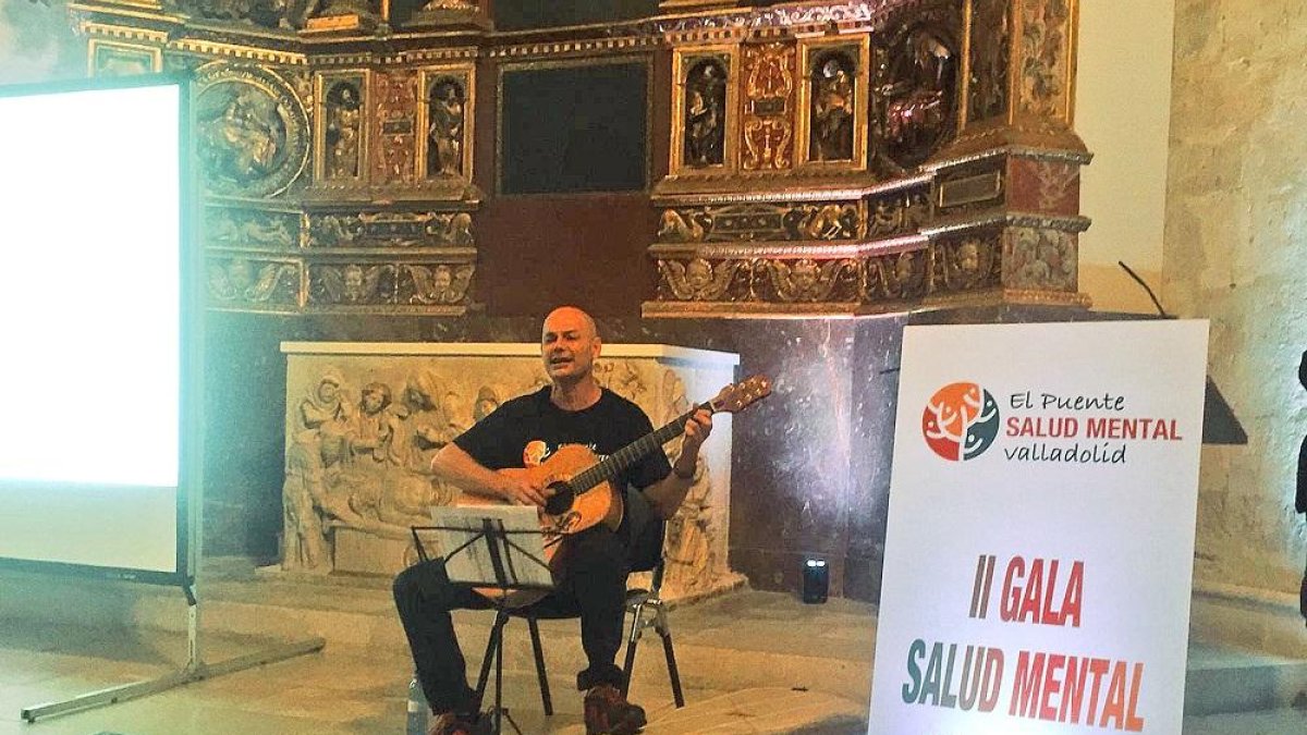 ‘Cifu’, vocalista de la banda Celtas Cortos, durante su actuación en el Museo Nacional de Escultura.-EL MUNDO