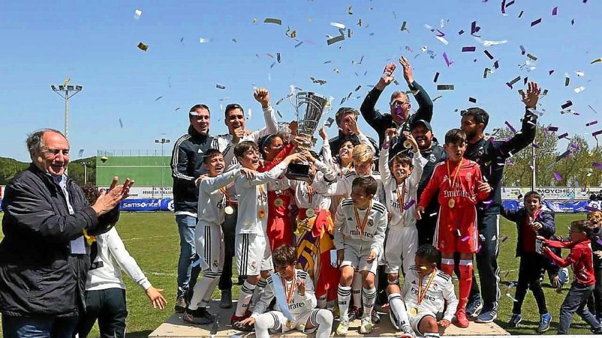 Los jugadores del Real Madrid celebran el triunfo en la IscarCup tras derrotar al Barcelona en la final.-MONTSE ÁLVAREZ