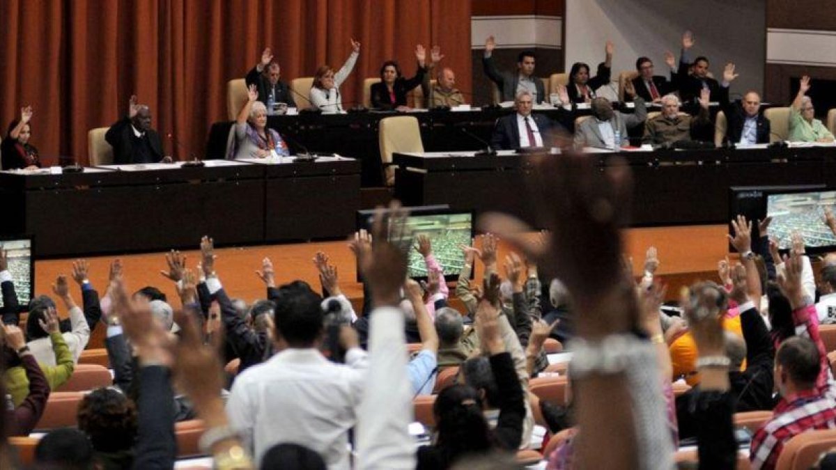 Diputados de la Asamblea Nacional de Cuba ejercen su derecho al voto durante la sesion plenaria celebrada el 22 de diciembre en el Parlamento, en La Habana.-EFE / OMARA GARCÍA