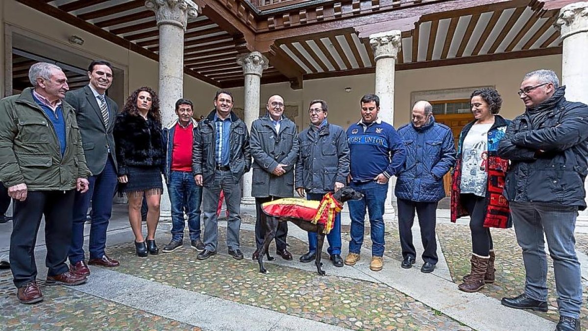 Faruk, en la Diputación junto a su propietario, Carnero y autoridades.-L.F.
