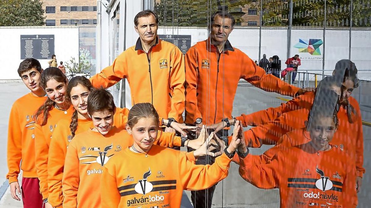 LA SAGA DE LOS VICIOSA. El ex atleta Isaac junto a sus hijos Vicente, Ángela, Carmen, Pedro y María en las instalaciones de Río Esgueva.-J.M. LOSTAU