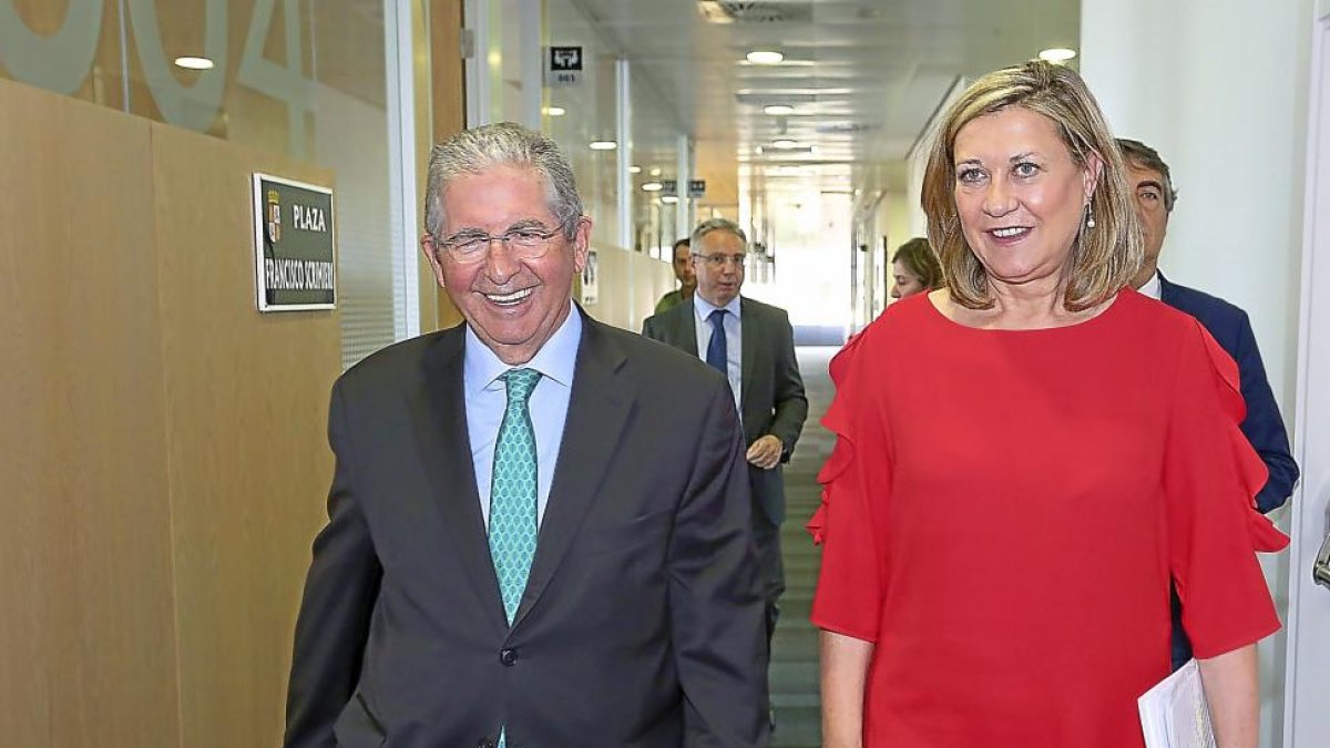 El presidente de la CLH, José Luis López de Silanes, y la consejera de Economía, Pilar del Olmo.-ICAL