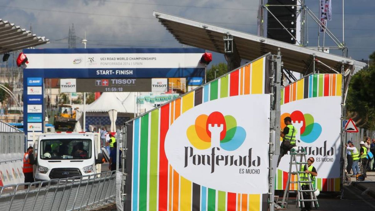 Últimos preparativos para el acondicionamiento de la línea de meta del Mundial de Cilismo de Ponferrada (León)-Ical