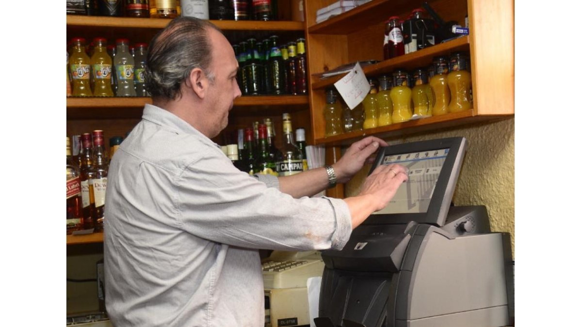 Eduardo Portillo, dueño del bar Pilar, donde se vendió un décimo del tercer premio-Ical