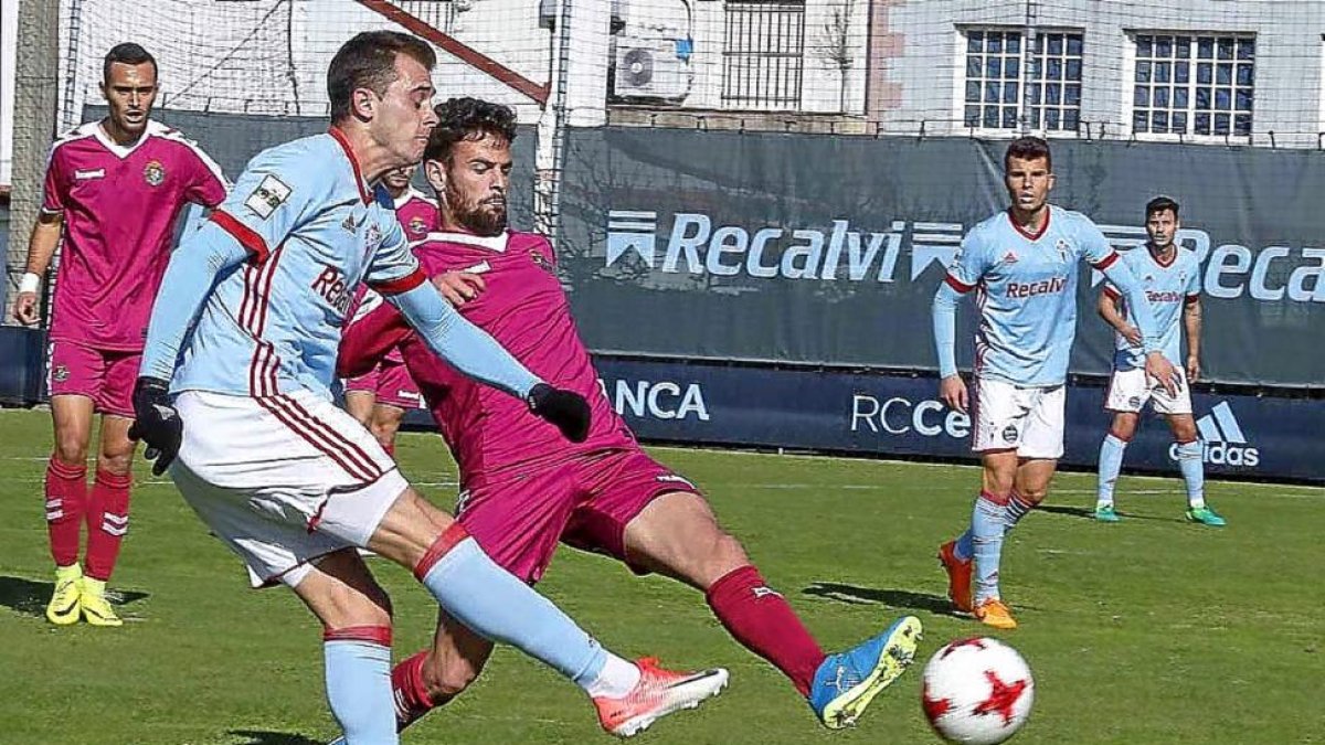 El ex blanquivioleta Drazic tira a puerta durante el partido de ayer.-ATLÁNTICO DIARIO