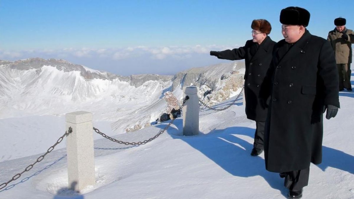 Kim Jong-un camina por el monte Paektuthe, en una foto sin fecha distribuida por la agencia KCNA el 9 de diciembre.-AFP / KCNA