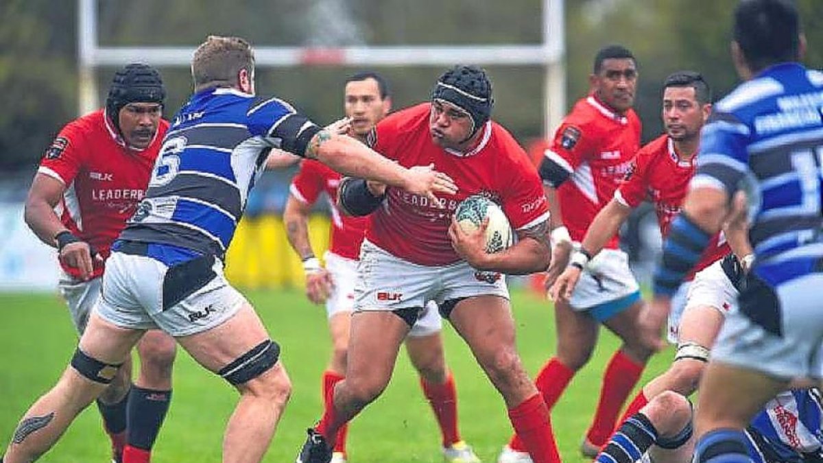 Jody Allen, en el centro, con el oval en sus manos.-THE GISBORNE HERALD