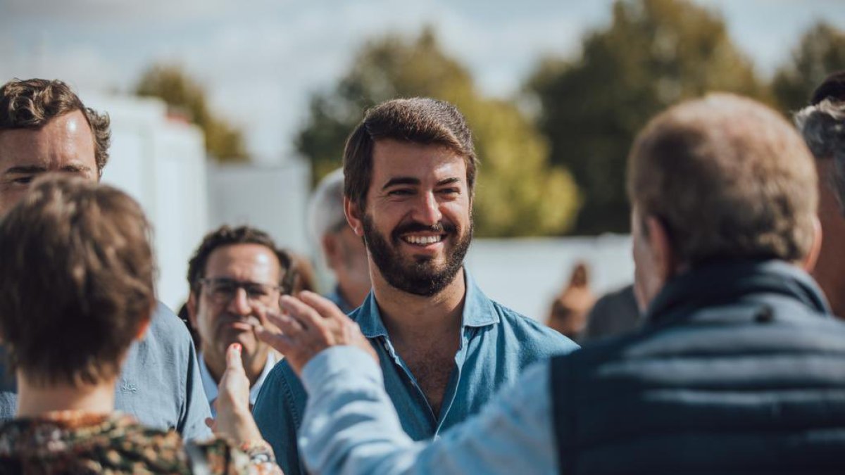El vicepresidente de la Junta, Juan García-Gallardo, sonríe ante Fernando Sánchez Dragó, de espaldas.- E. M.