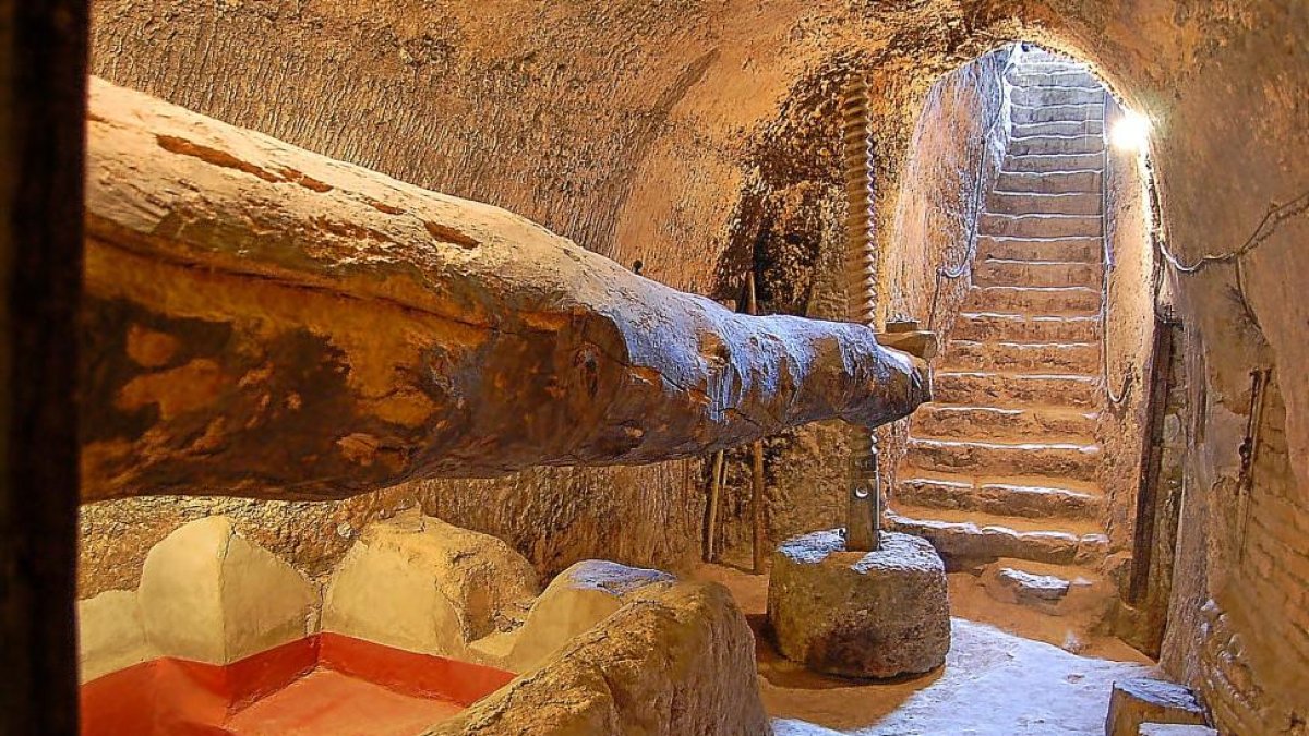 Viga romana en un lagar del siglo XVI de Cigales donde se hacen visitas gracias un acuerdo con el propietario.-A.C.