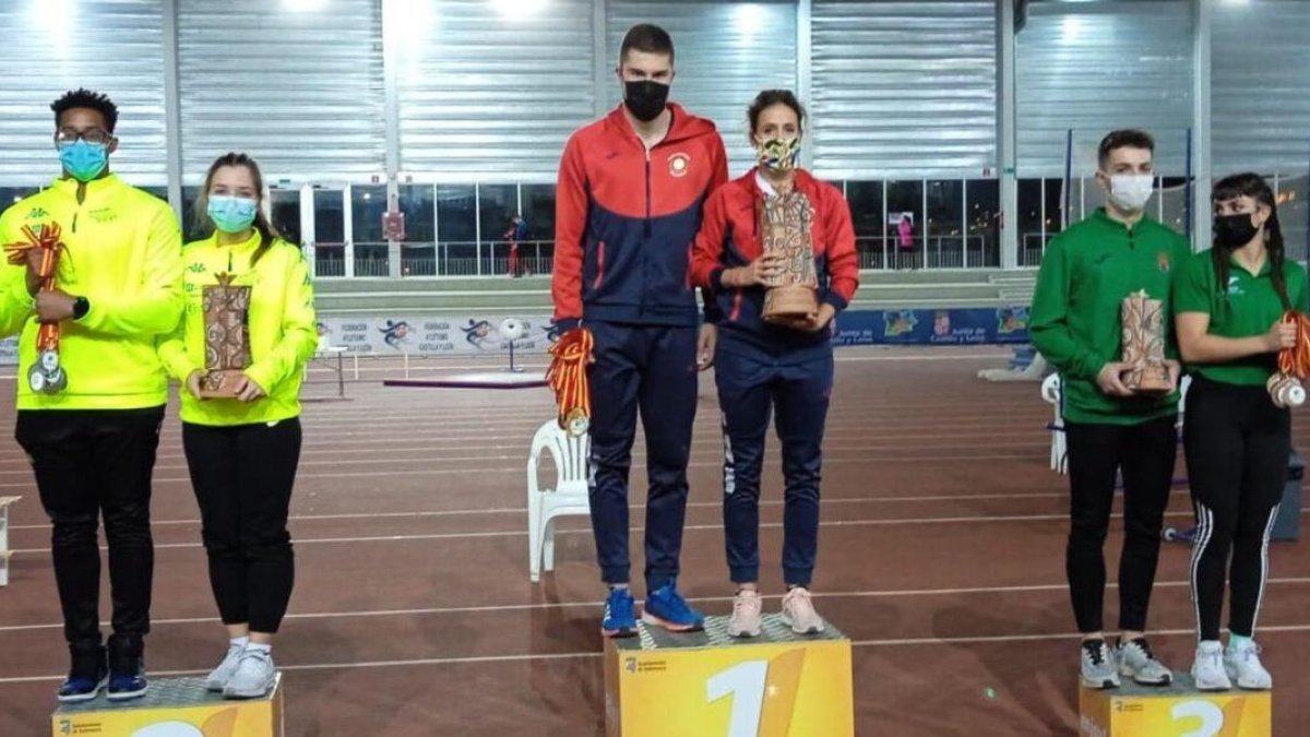 El CAV, campeón en Salamanca en lo más alto del podio. / E.M