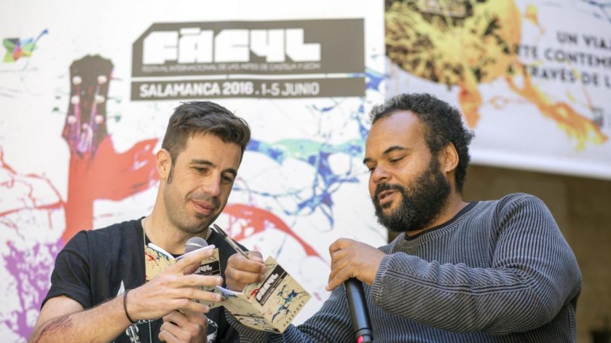 El director artístico del Festival de las Artes de Castilla y León (Fàcyl) en su edición de 2016, Carlos Jean, ofrece una rueda de prensa acompañado del DJ Ed is Dead-ICAL