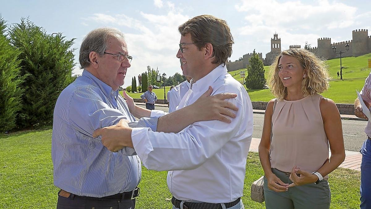 Saludo entre Herrera y Fernández Mañueco ante Alicia García.-ICAL