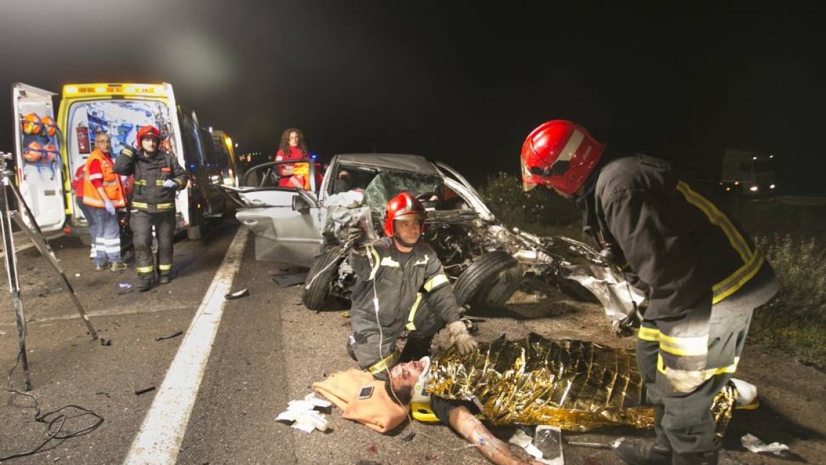 Dos mujeres fallecieron y tres resultaron heridas graves cuando el vehículo en el que viajaban colisionó con un camión-Ical