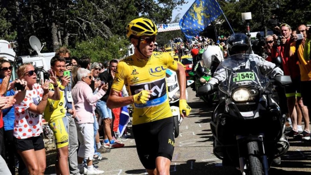 Chris Froome, durante su insólita carrera en Mont Ventoux.-AFP / STEPHANE MANTEY