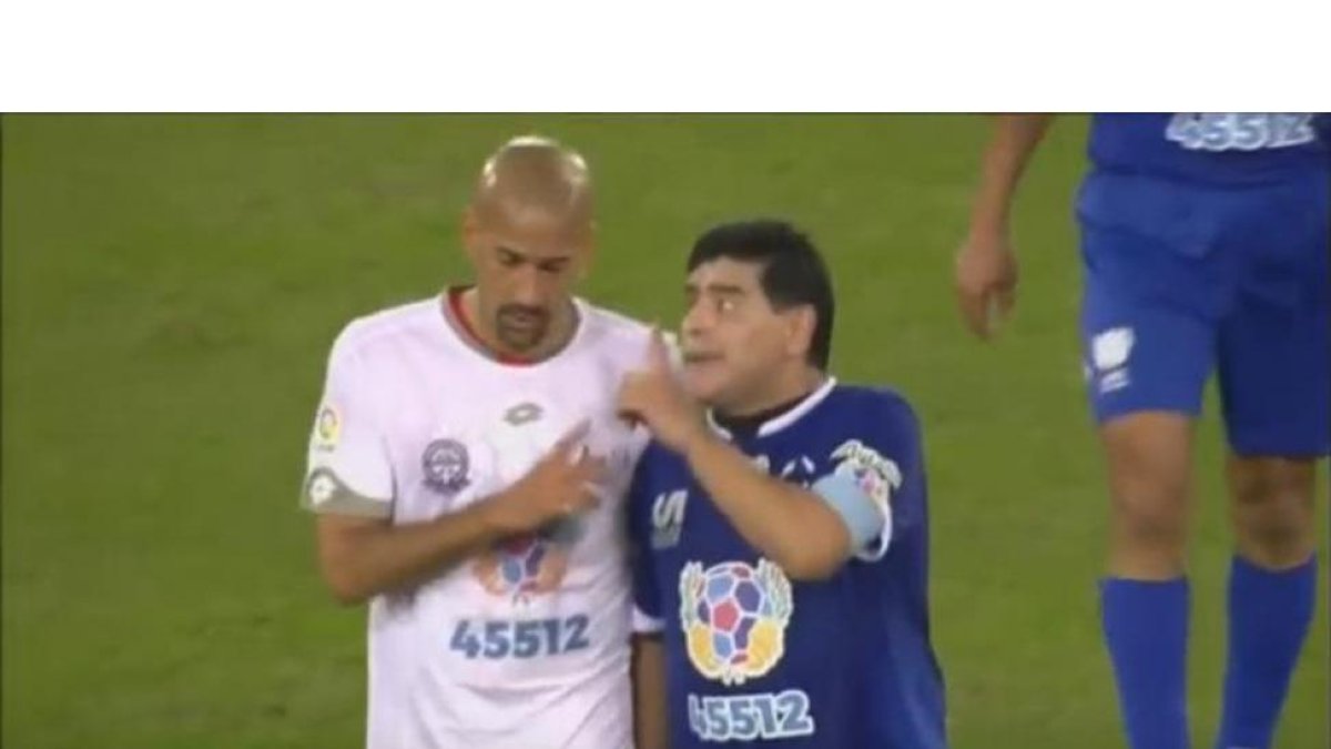 Maradona y Verón tuvieron un pequeño roce en el partido por la Paz.-EL PERIÓDICO