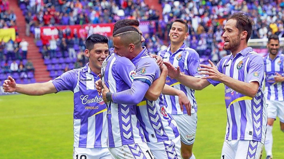Espinoza, Jordán, De Tomás, Lichnovsky y Míchel celebran el primer gol frente al Mallorca.-J.M.LOSTAU
