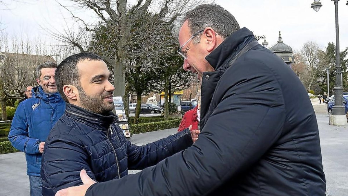 Pablo Yáñez y Antonio Silván se saludan en León, durante un encuentro casual.-ICAL
