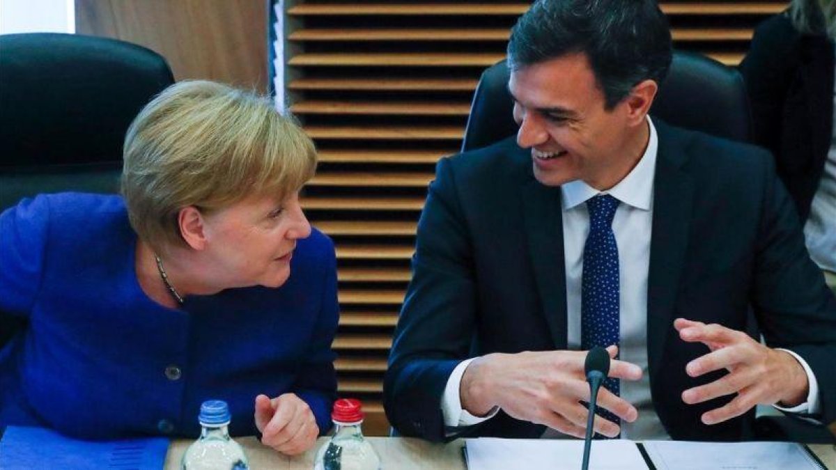 Pedro Sánchez conversa con Angela Merkel en el Consejo Europeo del pasado 24 de junio.-YVES HERMAN /REUTERS