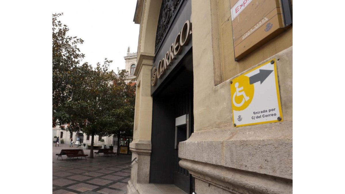 Oficina de Correos en Valladolid.-MIRIAM CHACÓN / ICAL