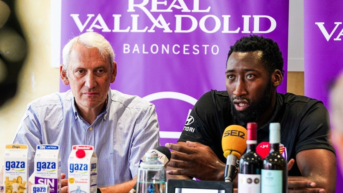Ignacio Barrera (Gaza) junto a Kabasele en la presentación del jugador congoleño. 7 RVB
