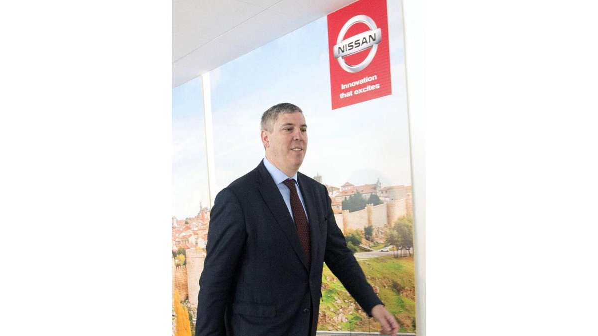 El nuevo coordinador de la Alianza Nissan-Renault en España, José Vicente de los Mozos, atiende a los medios de comunicación tras reunirse con el comité de empresa y los trabajadores de la planta de Nissan.-ICAL