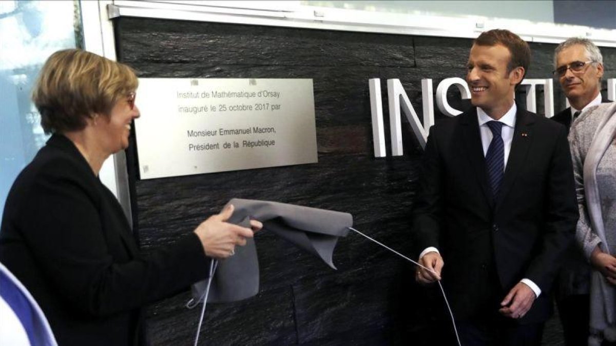 Macron y la presidenta de la Universidad París-Sud, Sylvie Retailleau, descubren la placa inaugural del Instituto de Matemáticas de Orly, el pasado octubre.-EFE / ETIENNE LAURENT