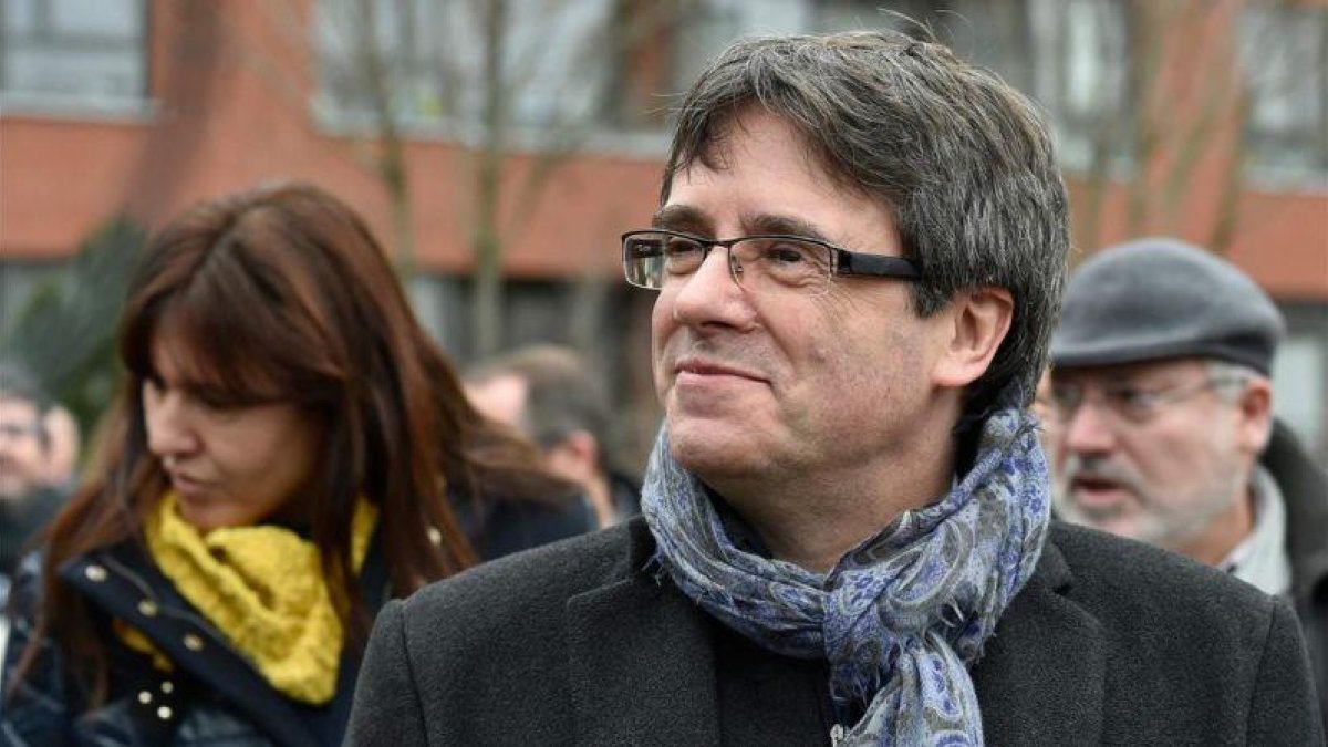 Carles Puigdemont, en Bruselas, el pasado 12 de enero con los diputados de Junts per Catalunya.-JOHN THYS (AFP)
