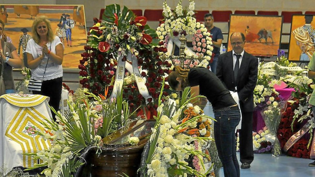 La viuda de Barrio, Raquel Sanz, en la capilla ardiente junto al feretro de su marido.-ICAL