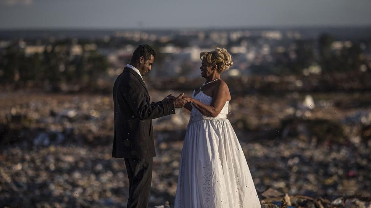 Una pareja de catadores de lixo, protagonizó la última historia de amor en el mayor basurero de Latinoamérica, que el sábado cerrará sus puertas en Brasilia, Brasil.-/ EFE / ANDRE COELHO (EFE)