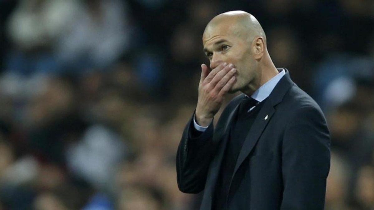 Zinedine Zidane volvió a pasarlo muy mal anoche, en el Santiago Bernabéu, viendo el fracaso de su equipo.-AP / FRANCISCO SECO