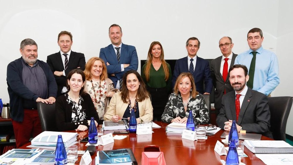 Sentados: Irene Núñez, Adriana Ulibarri, Susana Pérez y Miguel Ángel Maldonado. De pie: J. Luis Fernández del Corral, Yolanda Calvo, José Ángel Torres, Silvia Herrero, Alberto Caballero, Pedro Pisonero y Pablo Lago.-J.M. LOSTAU