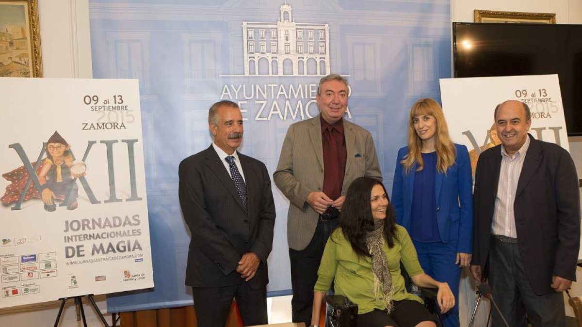 Presentación de las XXII Jornadas Internacionales de Magia- Participan la directora general de Políticas Culturales de la Junta, Mar Sancho; la concejala de Cultura, María Eugenia Cabezas; el diputado de Educación, Cultura, Emigración y Deportes, José Lui-Ical