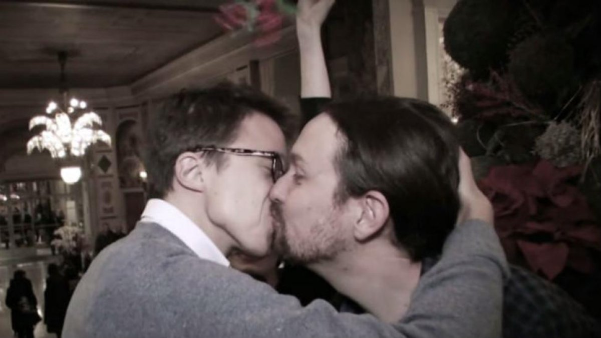 Iglesias y Errejón se besan en la ceremonia de premios de la Asociación de Periodistas Parlamentarios.-LA SEXTA