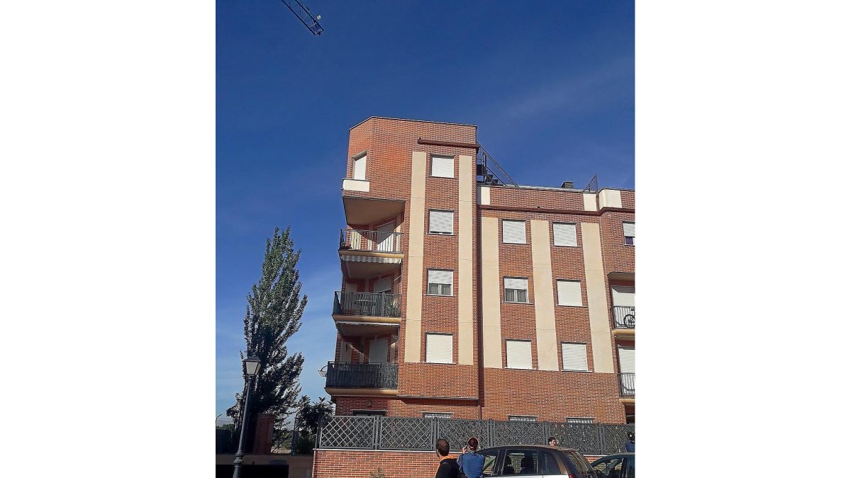 Exterior del edificio en una de cuyas viviendas se produjo el asesinato.-A. GARCÍA