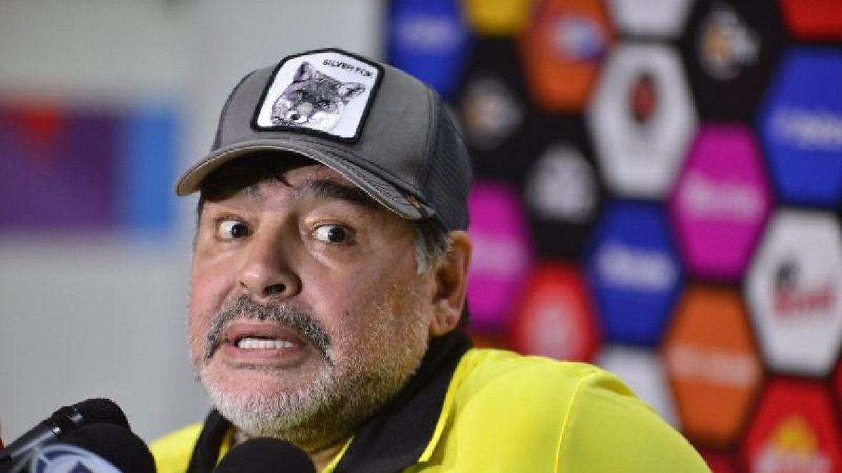 El tecnico argentino de Dorados de Sinaloa Diego Armando Maradona habla en rueda de prensa tras el juego correspondiente a la jornada 11 del torneo de Ascenso MX en el estadio Coruco Diaz.-EFE
