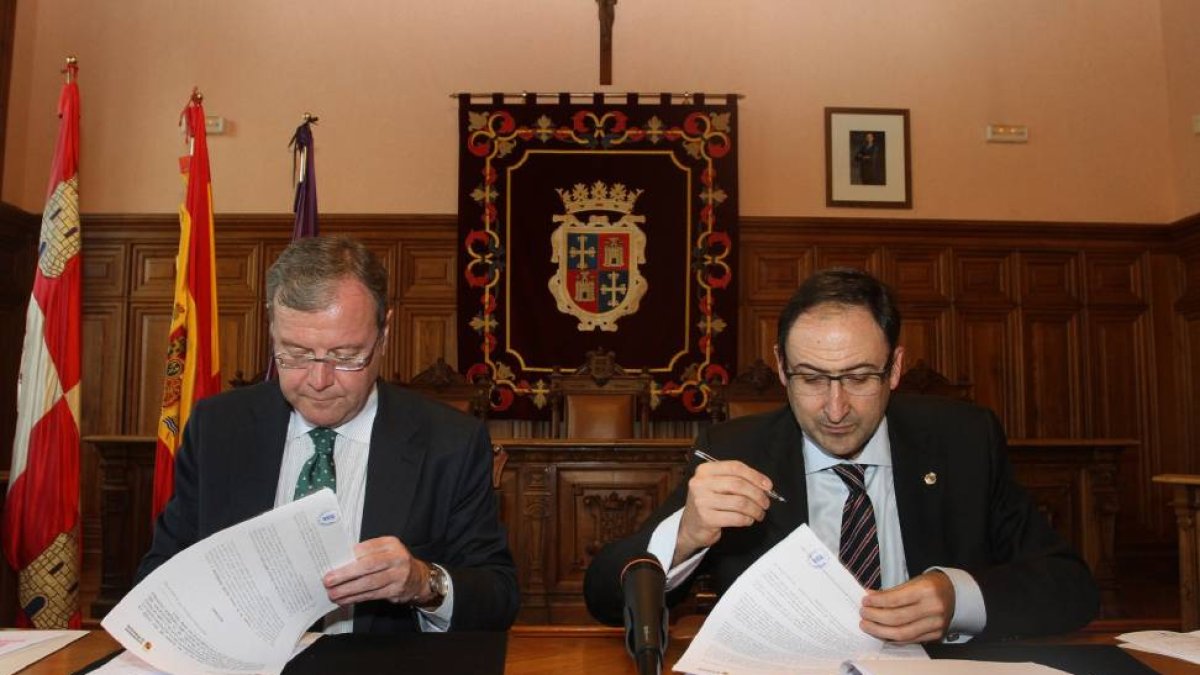 El consejero de Fomento y Medio Ambiente, Antonio Silván(I), suscribe con el alcalde de Palencia, Alfonso Polanco(D)-Ical