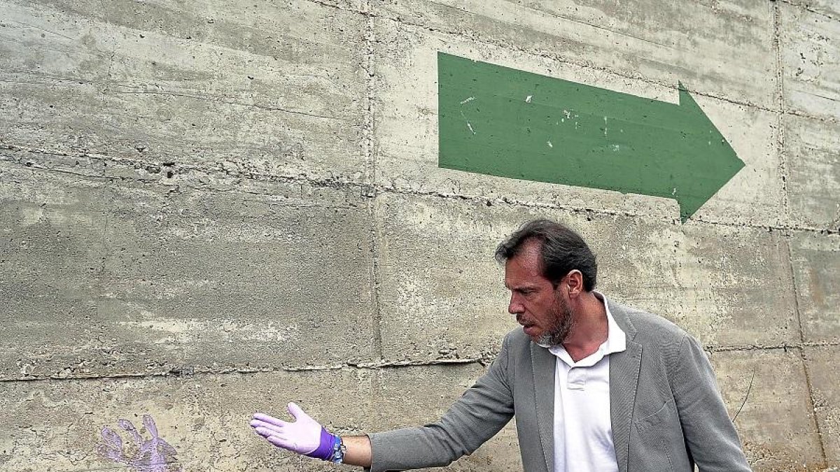 Puente pone su huella en el muro que hay junto al instituto Galileo de Pajarillos.-ICAL