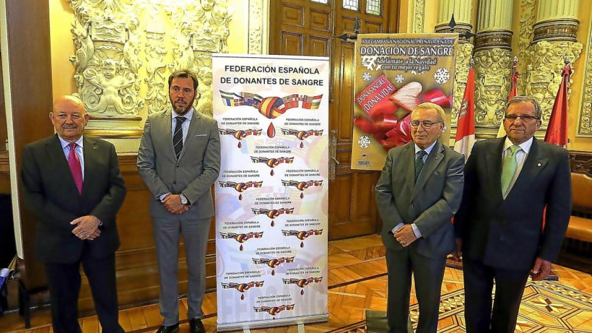 Puente junto al presidente de Fundaspe, Martín Manceñido, a la derecha.-ICAL