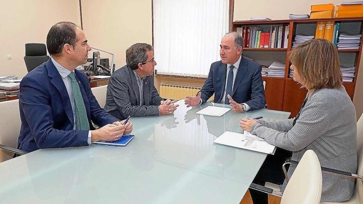 Óscar Martínez, Javier de Frutos, Antonio Gato y Rosa Huertas, durante la reunión de esta semana.-EL MUNDO