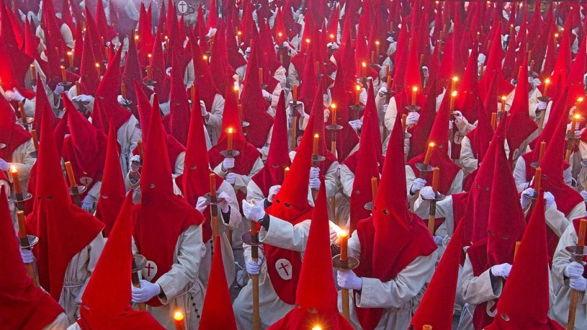 Cofrades de la Hermandad del Cristo de las Injurias, durante el juramento del Silencio.-M. DENEIVA