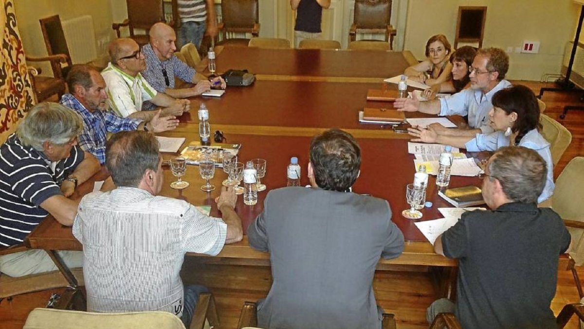 Reunión entre Turismoto y concejales de Ayuntamiento para acelerar la celebración de Pingüinos 2016.-D. V.